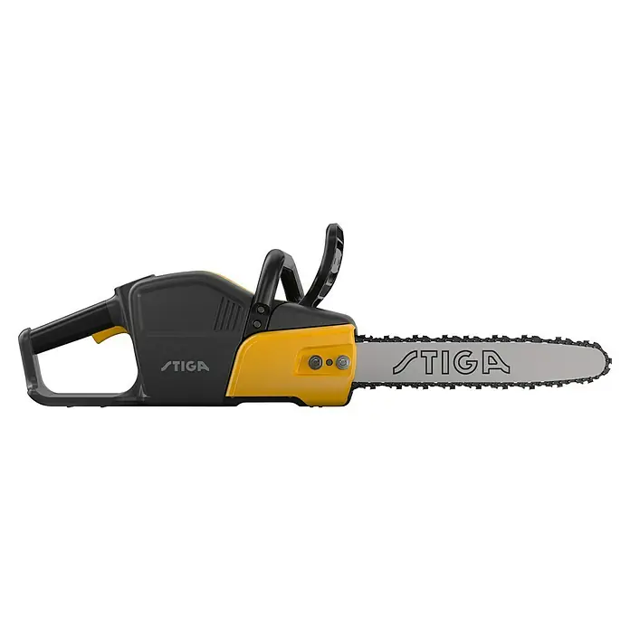 Stiga Akku-Kettensäge CS 700E (14") - 48 V, Ohne Akku, Schwertlänge: 35 cm - Nahaufnahme einer Stiga-Kettensäge mit schwarzem Griff und gelbem Gehäuse vor schwarzem Hintergrund.