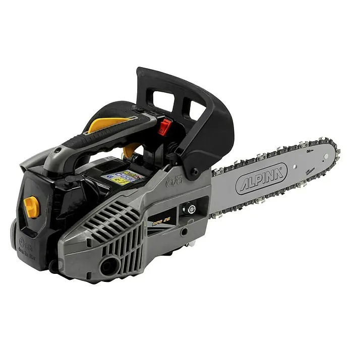Alpina Benzin-Kettensäge APR 25 (10") - 0,9 kW, 25,4 cm³, Schwertlänge: 25 cm - Nahaufnahme einer Alpina Kettensäge, Modell APR 26, ideal für Baumpflege und Holzarbeiten, mit scharfem Schwert und robustem Design.