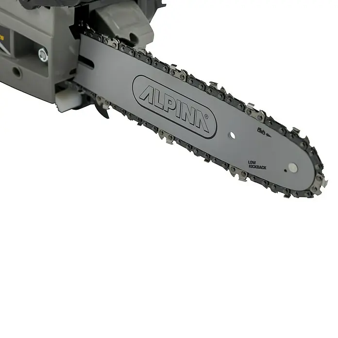 Alpina Benzin-Kettensäge APR 25 (10") - 0,9 kW, 25,4 cm³, Schwertlänge: 25 cm - Nahaufnahme einer Alpina Kettensäge mit scharfer Kette, die für präzise Schnitte und effiziente Holzarbeiten ausgelegt ist.
