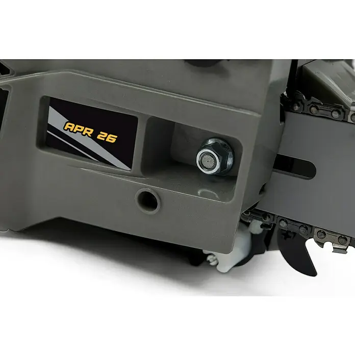 Alpina Benzin-Kettensäge APR 25 (10") - 0,9 kW, 25,4 cm³, Schwertlänge: 25 cm - Nahaufnahme einer Kettensäge, die die Details der Konstruktion und das Etikett „APR 26“ hervorhebt.