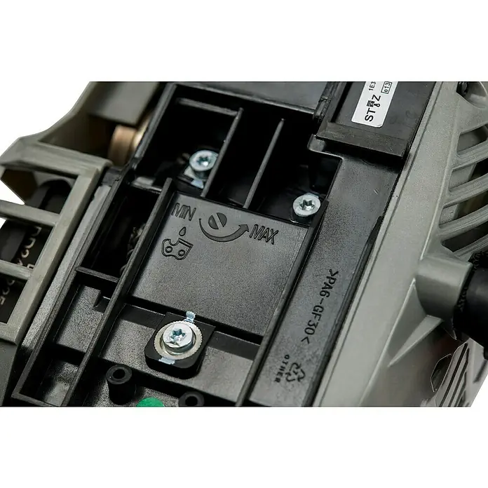 Alpina Benzin-Kettensäge APR 25 (10") - 0,9 kW, 25,4 cm³, Schwertlänge: 25 cm - Detailansicht einer Motorsäge, die die Ölstandsanzeige mit den Markierungen "MIN" und "MAX" sowie Schrauben und Kunststoffkomponenten zeigt.