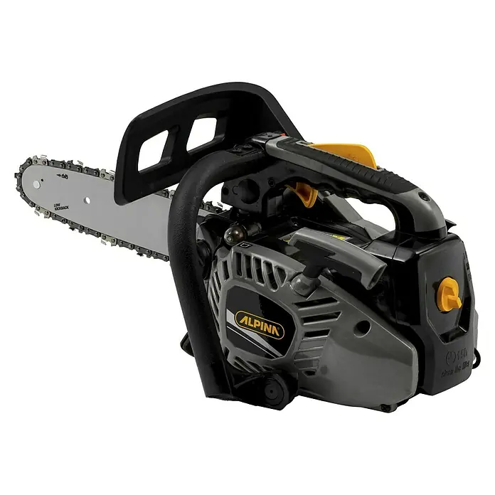 Alpina Benzin-Kettensäge APR 25 (10") - 0,9 kW, 25,4 cm³, Schwertlänge: 25 cm - Nahaufnahme einer Alpina Kettensäge, die ein robustes Design und hochwertige Verarbeitung für effiziente Schneidarbeiten zeigt.