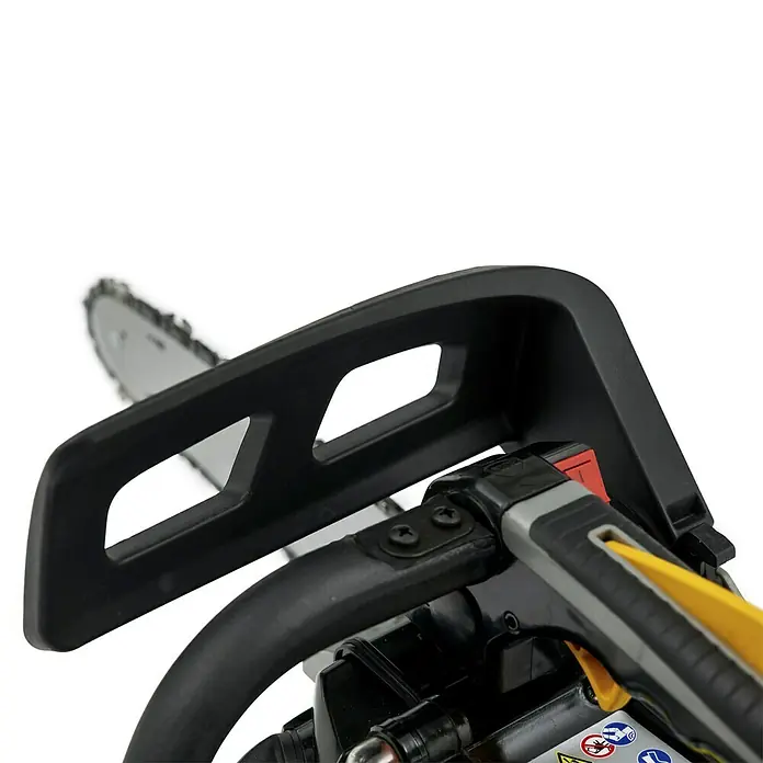 Alpina Benzin-Kettensäge APR 25 (10") - 0,9 kW, 25,4 cm³, Schwertlänge: 25 cm - Nahaufnahme des schwarzen Griffs einer Kettensäge mit grauen und gelben Akzenten und ihrem Schutzbügel.