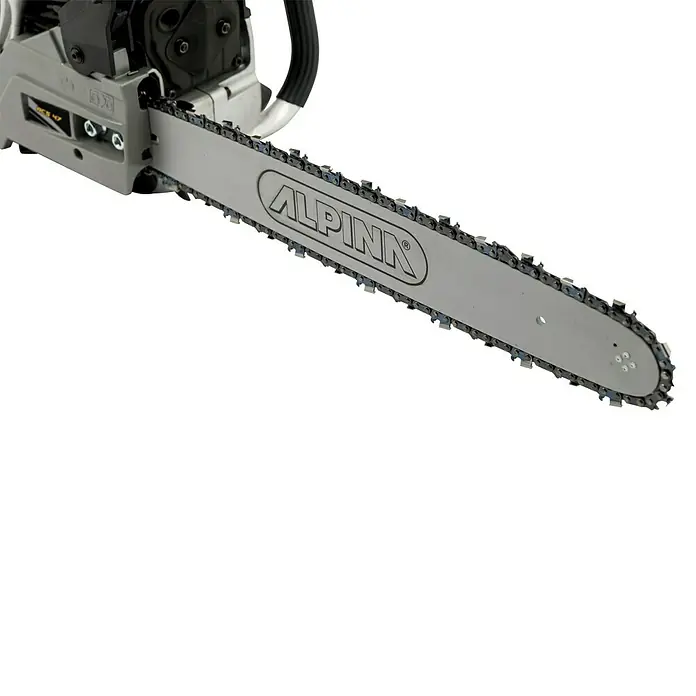 Alpina Benzin-Kettensäge ACS 47 (18") - 1.800 W, 45,02 cm³, Schwertlänge: 45 cm - Nahaufnahme einer Alpina Kettensäge mit scharfer Kette, ideal für Baumpflege und Holzarbeiten im Garten oder Wald.
