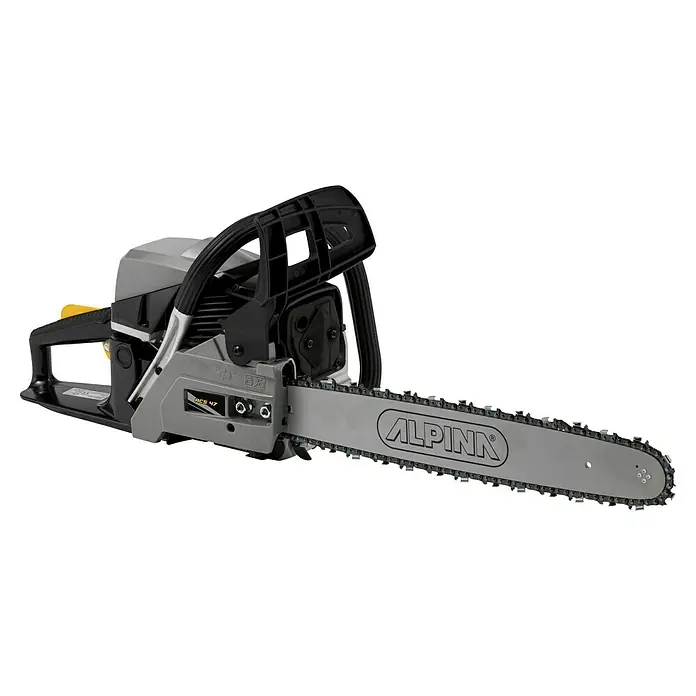 Alpina Benzin-Kettensäge ACS 47 (18") - 1.800 W, 45,02 cm³, Schwertlänge: 45 cm - Nahaufnahme einer Alpina ACS 47 Kettensäge mit scharfem Schwert und robustem Design für den professionellen Einsatz.
