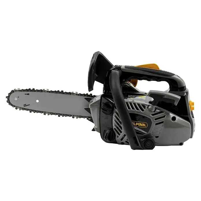 Alpina Benzin-Kettensäge APR 25 (10") - 0,9 kW, 25,4 cm³, Schwertlänge: 25 cm - Eine graue ALPINA-Kettensäge vor schwarzem Hintergrund. Ideal zum Schneiden von Bäumen und Ästen, robustes und leistungsstarkes Werkzeug.