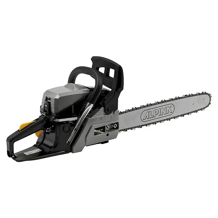 Alpina Benzin-Kettensäge ACS 47 (18") - 1.800 W, 45,02 cm³, Schwertlänge: 45 cm - Das Bild zeigt eine Alpina Kettensäge mit einem grauen Schwert und einer schwarzen Grifffläche, die für Gartenarbeiten konzipiert wurde.