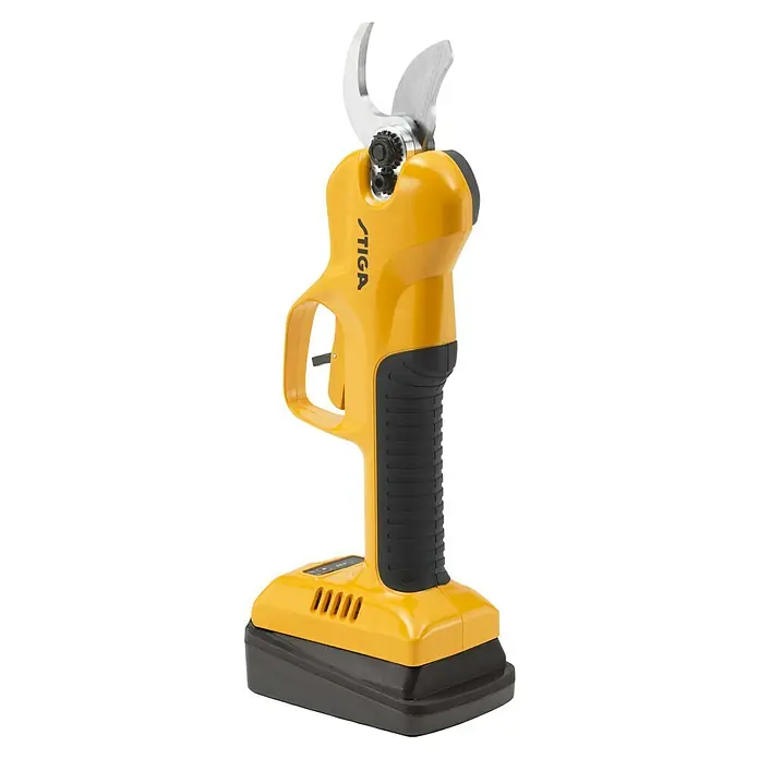 Stiga Akku-Astschere SC 100E - 20 V, 1 Akku, Max. Aststärke: 30 mm - Eine Nahaufnahme einer gelben Stiga Astschere, die sich ideal zum mühelosen Schneiden von Ästen eignet und ergonomischen Komfort bietet.