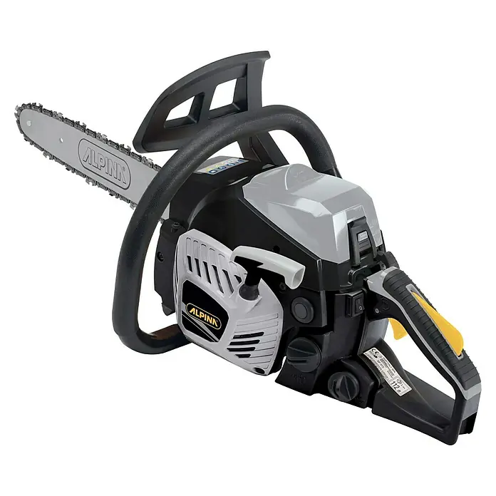 Alpina Benzin-Kettensäge ACS 39 - 1,2 kW, 37,2 cm³, Schwertlänge: 35 cm - Nahaufnahme einer Alpina Kettensäge mit grau-schwarzem Design, die Details wie Kette, Griffe und Bedienelemente hervorhebt.