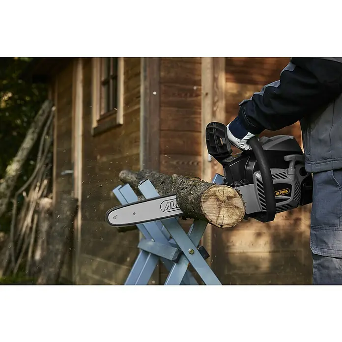 Alpina Benzin-Kettensäge ACS 39 - 1,2 kW, 37,2 cm³, Schwertlänge: 35 cm - Nahaufnahme einer Alpina Kettensäge beim Schneiden eines Baumstamms im Freien, Fokus auf die Säge.