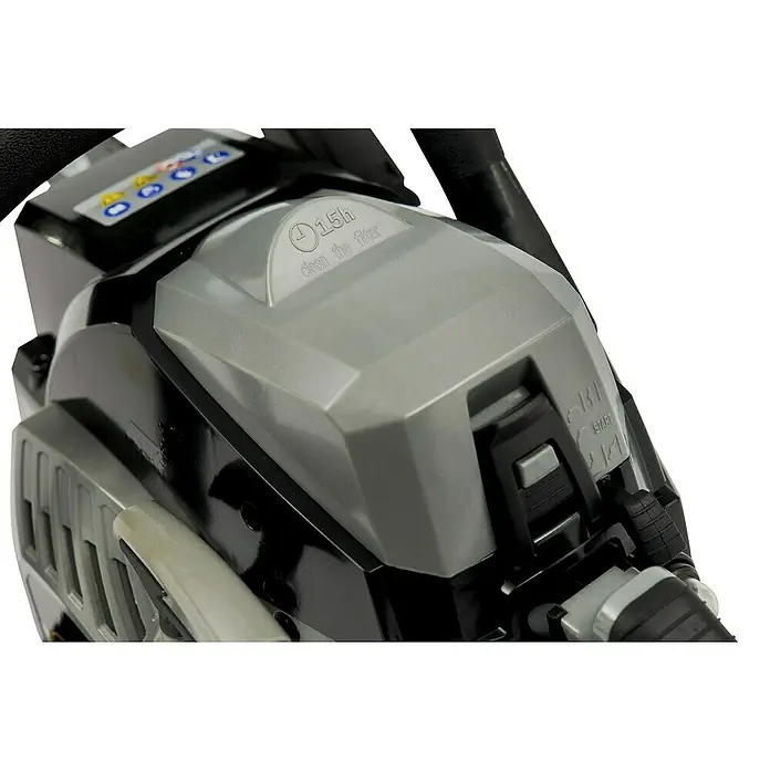 Alpina Benzin-Kettensäge ACS 39 - 1,2 kW, 37,2 cm³, Schwertlänge: 35 cm - Nahaufnahme einer Kettensäge, die Details wie den Filter und den Startknopf hervorhebt.