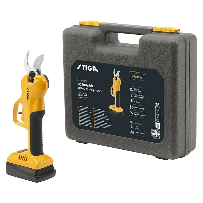 Stiga Akku-Astschere SC 100E - 20 V, 1 Akku, Max. Aststärke: 30 mm - Das STIGA SC 100e Kit, eine Akku-Gartenschere, präsentiert sich zusammen mit seinem zugehörigen Aufbewahrungskoffer.