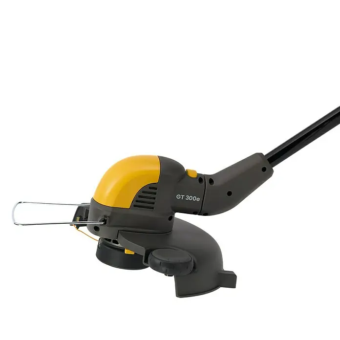 Stiga Akku-Rasentrimmer GT 300E - 20 V, 2 Ah, 2 Akkus, Schnittbreite Messer: 30 cm - Nahaufnahme eines gelb-grauen GT 300e Rasentrimmers auf einem weißen Hintergrund.