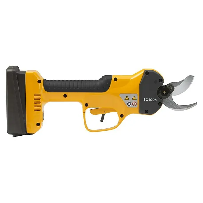 Stiga Akku-Astschere SC 100E - 20 V, 1 Akku, Max. Aststärke: 30 mm - Das Bild zeigt eine gelbe Akku-Gartenschere SC 100e mit schwarzen Griffdetails und einer silberfarbenen Klinge, die für präzise Schnitte im Garten sorgt.