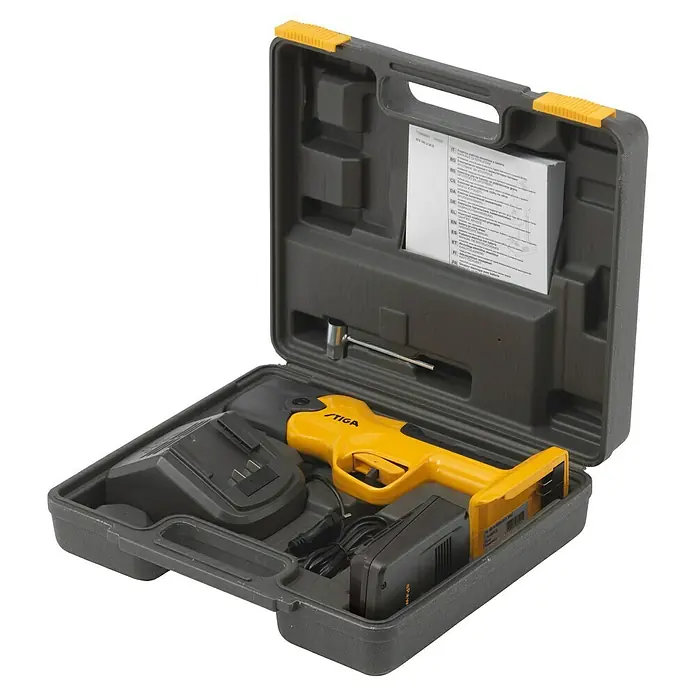 Stiga Akku-Astschere SC 100E - 20 V, 1 Akku, Max. Aststärke: 30 mm - Die STIGA Akku-Heckenschere ist in einem grauen Koffer mit gelben Akzenten verpackt. Der Trimmer wird mit Zubehör geliefert.