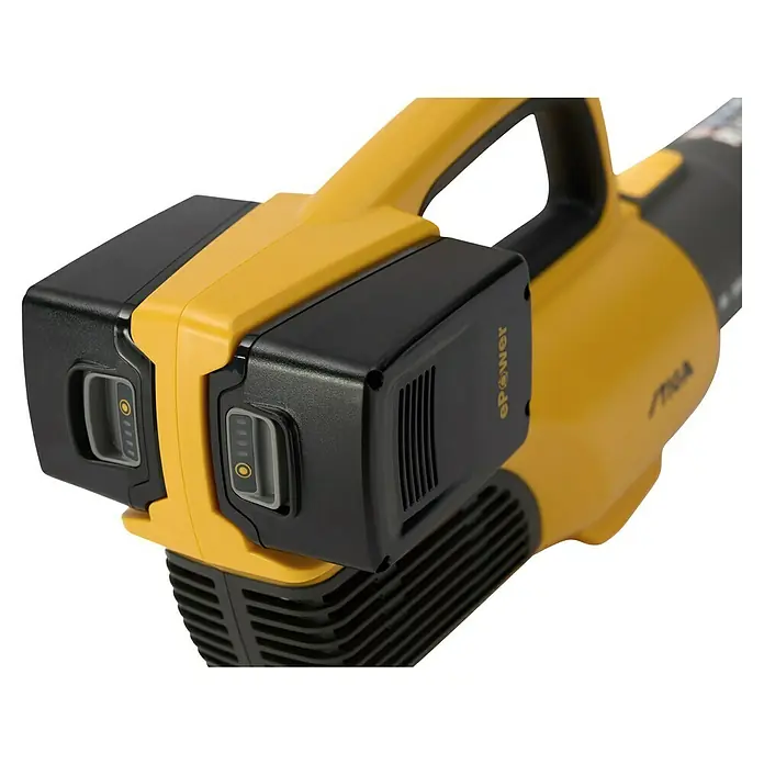 Stiga Akku-Laubbläser BL 300 E - 20 V, 2 Akkus, 4 Ah, Blasgeschwindigkeit: 42 m/s - Nahaufnahme des Akku-Gebläses von Stiga, das mit zwei ePower-Akkus betrieben wird. Das Gerät ist gelb und schwarz.