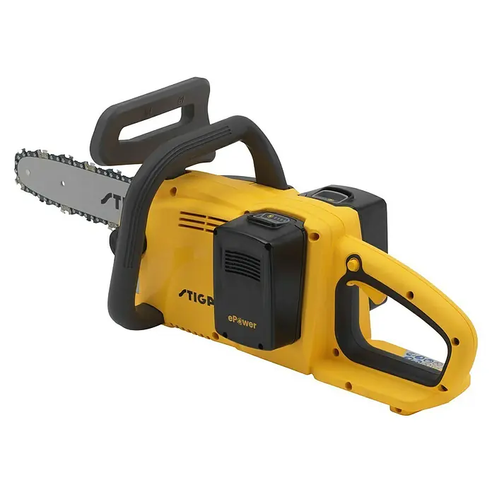 Stiga Akku-Kettensäge CS300E - 20 V, 4 Ah, Li-Ionen, 2 Akkus, Schwertlänge: 30 cm - Akkubetriebene gelbe STIGA-Kettensäge mit schwarzem Griff und Akku, ideal für Gartenarbeiten und Baumpflege.