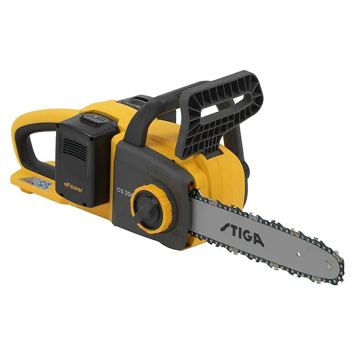 Stiga Akku-Kettensäge CS300E - 20 V, 4 Ah, Li-Ionen, 2 Akkus, Schwertlänge: 30 cm - Nahaufnahme einer gelben STIGA CS 300e Akku-Kettensäge, die für ihre Benutzerfreundlichkeit und Effizienz beim Schneiden konzipiert wurde.