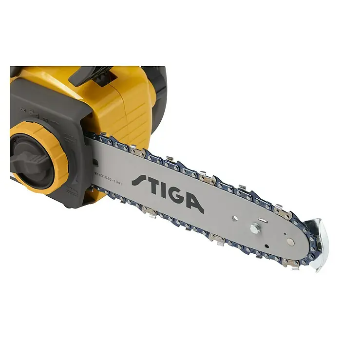 Stiga Akku-Kettensäge CS 100E - 20 V, 4 Ah, 1 Akku, Schwertlänge: 25 cm - Nahaufnahme einer gelben STIGA Kettensäge mit scharfer Kette. Ideal für Gartenarbeiten und Baumschnitt mit hoher Präzision und Leistung.