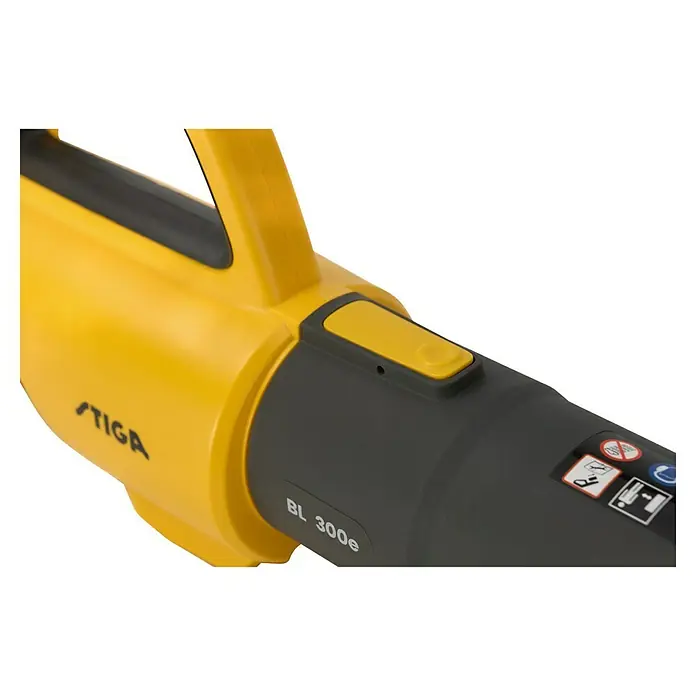 Stiga Akku-Laubbläser BL 300 E - 20 V, 2 Akkus, 4 Ah, Blasgeschwindigkeit: 42 m/s - Nahaufnahme eines gelben STIGA BL 300e Akku-Laubbläsers, der sich durch sein ergonomisches Design auszeichnet.