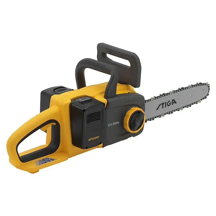 Stiga Akku-Kettensäge CS300E - 20 V, 4 Ah, Li-Ionen, 2 Akkus, Schwertlänge: 30 cm - Abbildung einer gelb-schwarzen STIGA Akku-Kettensäge CS 300e vor schwarzem Hintergrund.