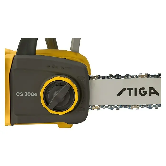 Stiga Akku-Kettensäge CS300E - 20 V, 4 Ah, Li-Ionen, 2 Akkus, Schwertlänge: 30 cm - Nahaufnahme einer STIGA CS 300e Kettensäge, die Leistung und Präzision für mühelose Schneidearbeiten vereint.