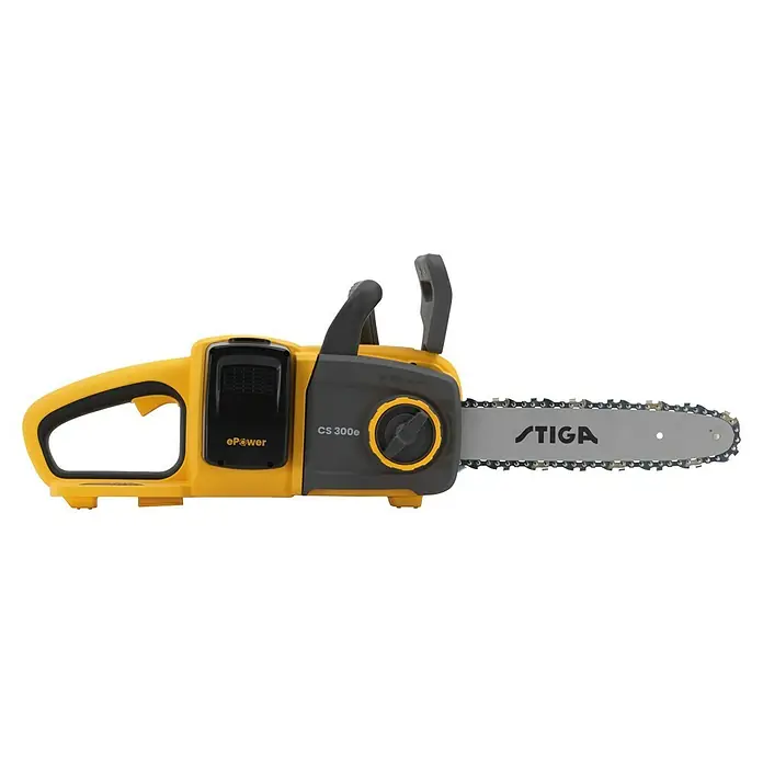 Stiga Akku-Kettensäge CS300E - 20 V, 4 Ah, Li-Ionen, 2 Akkus, Schwertlänge: 30 cm - Abbildung einer gelben und grauen STIGA CS 300e Akku-Kettensäge, die sich ideal zum Beschneiden kleiner Äste und zum Fällen kleiner Bäume eignet.