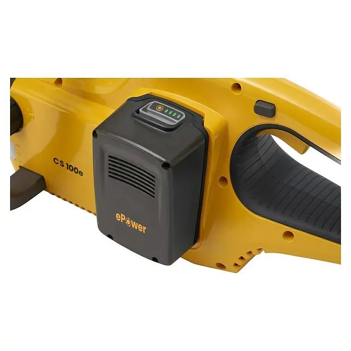 Stiga Akku-Kettensäge CS 100E - 20 V, 4 Ah, 1 Akku, Schwertlänge: 25 cm - Nahaufnahme einer gelben Akku-Kettensäge CS 100e mit einem schwarzen ePower-Akku, der den Ladezustand anzeigt.