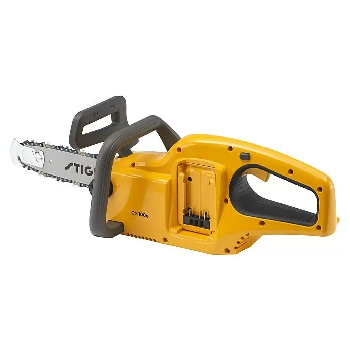 Stiga Akku-Kettensäge CS 100E - 20 V, 4 Ah, 1 Akku, Schwertlänge: 25 cm - Gelbe Akku-Kettensäge mit dunkelgrauen Griffen, sichtbarem Akkufach und "STIG CS 100e" Branding.