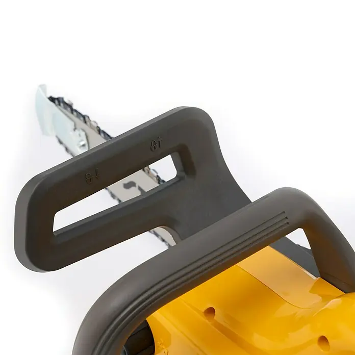 Stiga Akku-Kettensäge CS 100E - 20 V, 4 Ah, 1 Akku, Schwertlänge: 25 cm - Nahaufnahme einer gelben Kettensäge. Das Bild zeigt die Details des Griffs und der Kette der Kettensäge.
