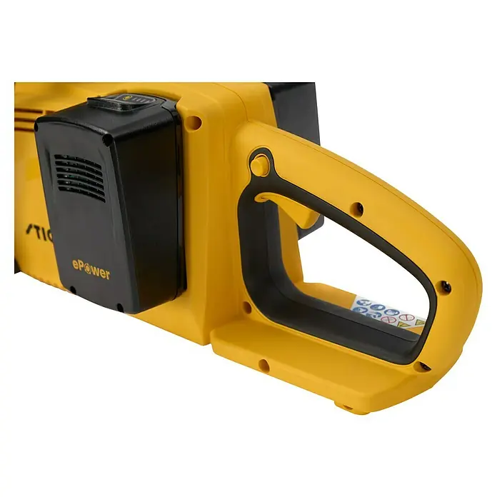 Stiga Akku-Kettensäge CS300E - 20 V, 4 Ah, Li-Ionen, 2 Akkus, Schwertlänge: 30 cm - Nahaufnahme eines gelben STIGA Akku-Gras Trimmers, der ePower Technologie nutzt, um effizientes Trimmen zu ermöglichen.