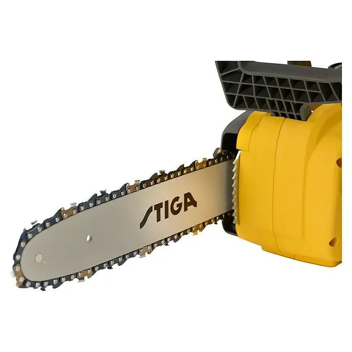 Stiga Akku-Kettensäge CS300E - 20 V, 4 Ah, Li-Ionen, 2 Akkus, Schwertlänge: 30 cm - Nahaufnahme einer gelben STIGA Kettensäge mit scharfer Kette, ideal zum Schneiden von Holz und für Gartenarbeiten.