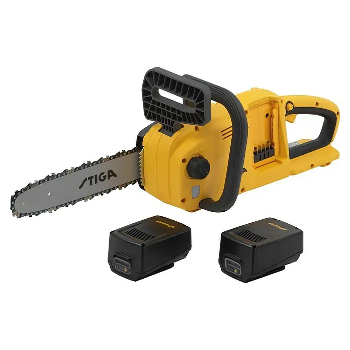 Stiga Akku-Kettensäge CS300E - 20 V, 4 Ah, Li-Ionen, 2 Akkus, Schwertlänge: 30 cm - Abbildung einer gelben STIGA Akku-Kettensäge mit zwei Akkus.