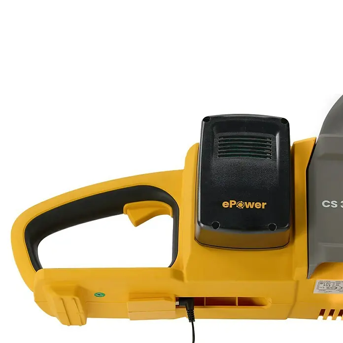 Stiga Akku-Kettensäge CS300E - 20 V, 4 Ah, Li-Ionen, 2 Akkus, Schwertlänge: 30 cm - Detailansicht einer gelben Akku-Kettensäge der Marke ePower, die die ergonomische Form und das Ladesystem hervorhebt.