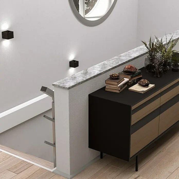 Fensterbank Bianco Carrara - 88 x 20 x 2 cm, Hellgrau, Naturstein - Das moderne Sideboard ist mit einer Marmorplatte versehen und mit Vasen und Büchern dekoriert, die eine elegante Atmosphäre schaffen.