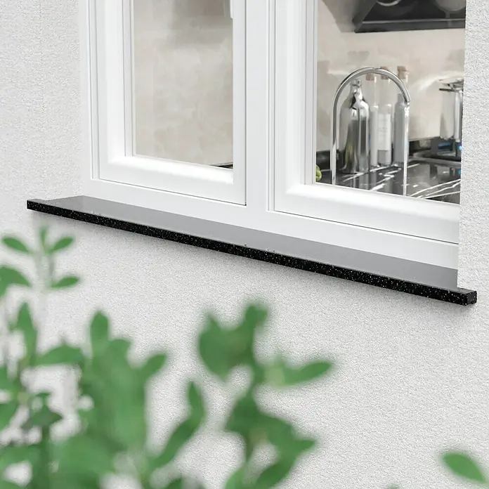 Fensterbank Star Galaxy113 x 30 x 2 cm, Schwarz, Naturstein - Nahaufnahme eines Fensterbretts aus schwarzem Granit, das einen eleganten Akzent setzt und die moderne Kücheneinrichtung ergänzt.