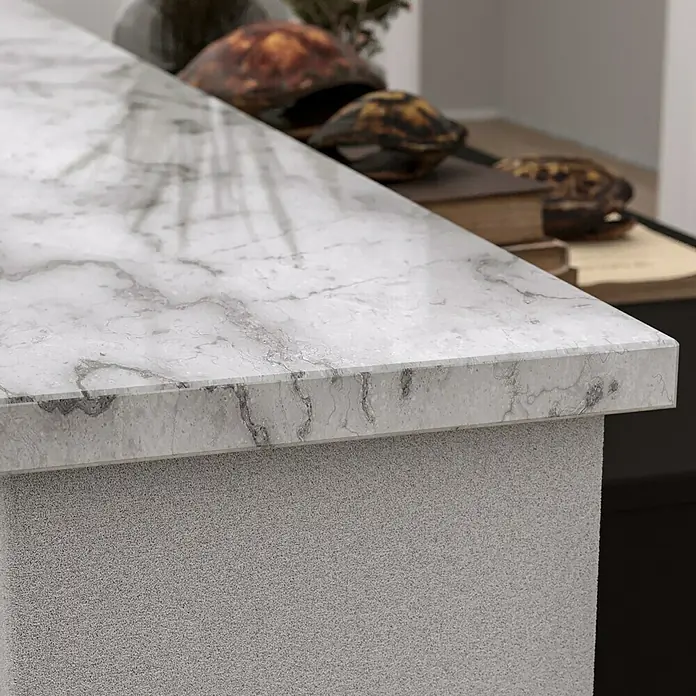 Fensterbank Mountain White Micro - 151 x 25 x 2 cm, Weiß, Kunststein, Agglo-Marmor - Nahaufnahme einer Arbeitsplatte aus Carrara-Marmor mit subtilen grauen Adern und einer glatten, polierten Oberfläche, die Eleganz und Funktionalität vereint.