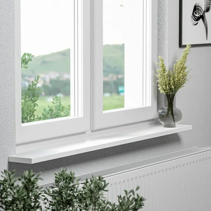 Fensterbank Snow White Micro - 113 x 30 x 2 cm, Weiß, Kunststein, Agglo-Marmor - Nahaufnahme einer weißen Fensterbank mit Dekorationen, die das elegante Design und die Funktionalität des Produkts hervorhebt.