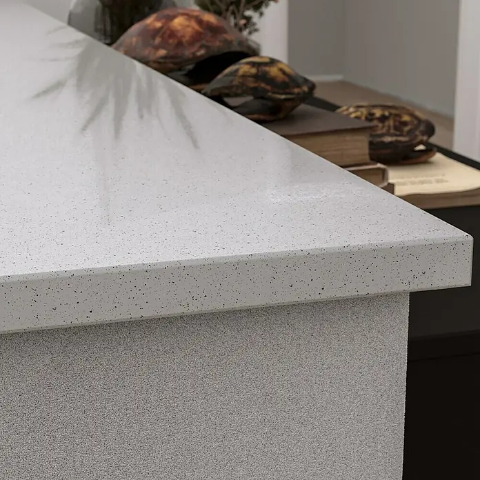 Fensterbank Silver Grey Micro - 240 x 40 x 2 cm, Hellgrau, Kunststein, Agglo-Marmor - Detailaufnahme einer stilvollen Quarzstein-Arbeitsplatte in neutralem Grau, die durch ihre feine Textur und Eleganz besticht.