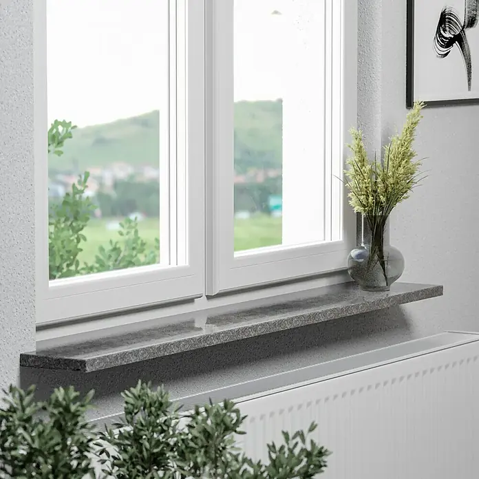 Fensterbank Impakt softgebürstet - 113 x 30 x 2 cm, Anthrazit, Naturstein - Eine graue Fensterbank mit Dekorationen in einem modernen Wohnraum mit Blick nach draußen.