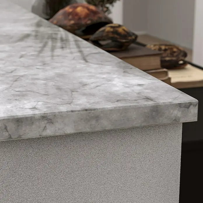 Fensterbank Bianco Carrara - 88 x 20 x 2 cm, Hellgrau, Naturstein - Nahaufnahme einer Arbeitsplatte aus Carrara-Marmor mit sanften grauen Maserungen, die Eleganz und moderne Ästhetik vereint.