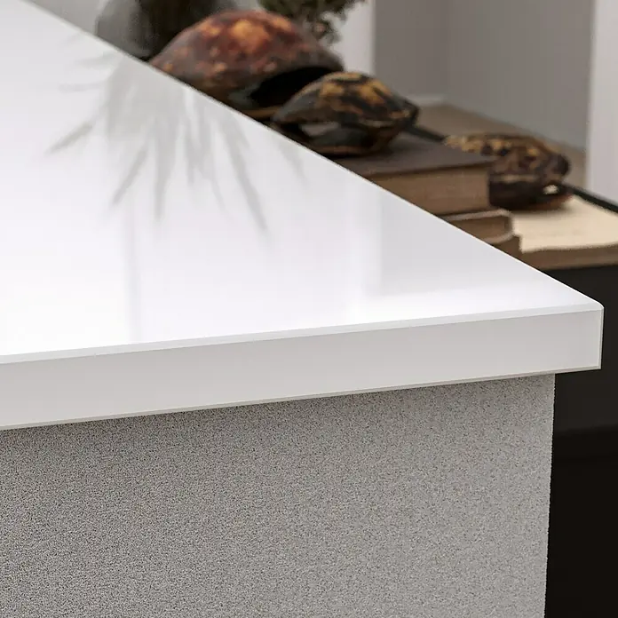 Fensterbank Snow White Micro - 113 x 30 x 2 cm, Weiß, Kunststein, Agglo-Marmor - Naheaufnahme einer Arbeitsplatte mit weißer Oberfläche, die ein minimalistisches und modernes Design für Küchen oder Büros zeigt.