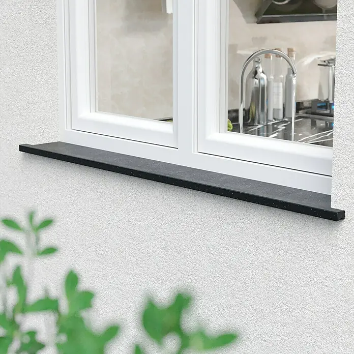 Fensterbank Absolute Black - 240 x 30 x 2 cm, Schwarz, Naturstein - Detailaufnahme eines Fensters mit einer Fensterbank aus dunklem Stein, die sich farblich vom weißen Fensterrahmen abhebt.