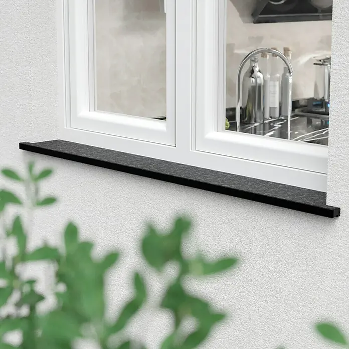 Fensterbank Assoluto Black softgebürstet - 113 x 20 x 2 cm, Schwarz, Naturstein - Nahaufnahme einer Fensterbank aus dunklem Stein mit Blick durch das Fenster auf eine Küche.