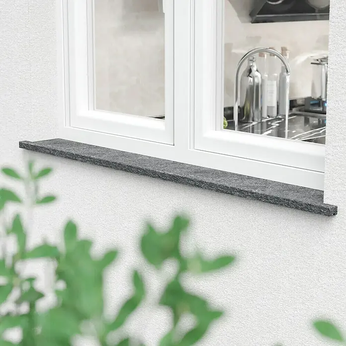 Fensterbank Luanda Waterjet - 113 x 30 x 2 cm, Schwarz, Naturstein - Fensterbrett aus grauem Naturstein mit gut erkennbarer Textur, geeignet für Innen- und Außenbereiche.