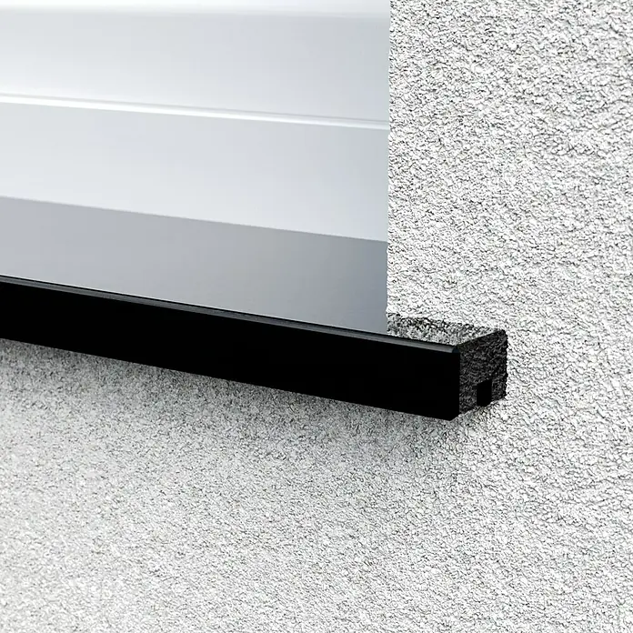 Fensterbank King Black - 101 x 20 x 2 cm, Schwarz, Naturstein, Gabbro - Detailaufnahme einer Garagentordichtung, die eine effektive Abdichtung gegen Witterungseinflüsse und Zugluft bietet.