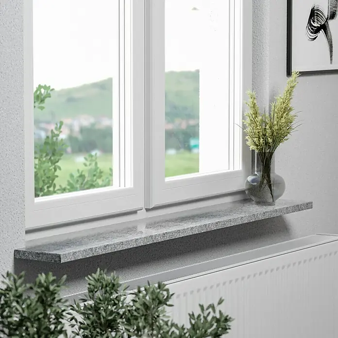 Fensterbank Bianco Cordo - 101 x 25 x 2 cm, Grau, Naturstein - Nahaufnahme einer Fensterbank aus Granit mit einer Vase und einem Blick auf die Landschaft durch das Fenster.