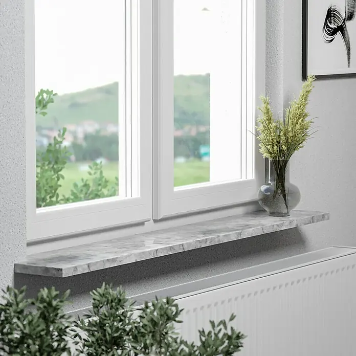 Fensterbank Bianco Carrara - 88 x 20 x 2 cm, Hellgrau, Naturstein - Ein Fensterbrett aus Marmor mit einer Vase mit Blumen darauf, das eine stilvolle Fensterdekoration für Ihr Zuhause bietet.