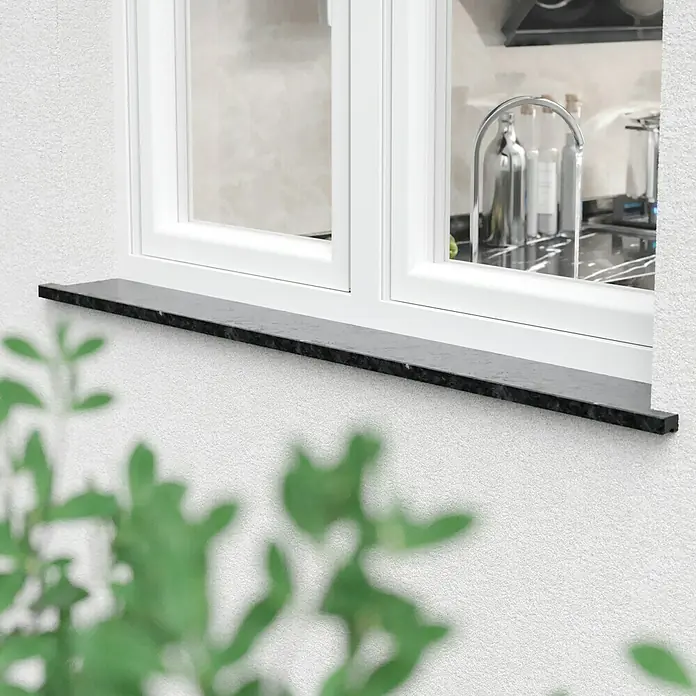 Fensterbank Steel Grey Reptil - 151 x 25 x 2 cm, Anthrazit, Naturstein - Fensterbank aus dunklem Granit mit Blick in die Küche. Die Fensterbank bietet eine schöne Ablagefläche.