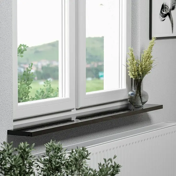 Fensterbank King Black - 101 x 20 x 2 cm, Schwarz, Naturstein, Gabbro - Eine Fensterbank aus dunklem Stein mit einer Vase darauf, die eine elegante Note in den Raum bringt.